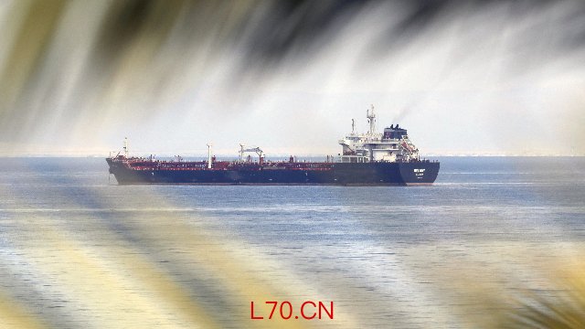 油轮在靠近埃及苏伊士运河入口处的红海海域行驶 （新华社图片）