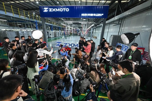 卖爆了！二手平台标价10万，上海黄牛1600元“代买”，律师提醒↗