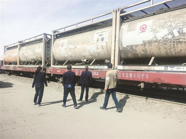 青藏铁路首试“罐式箱”运水泥绿色物流护航公路建设