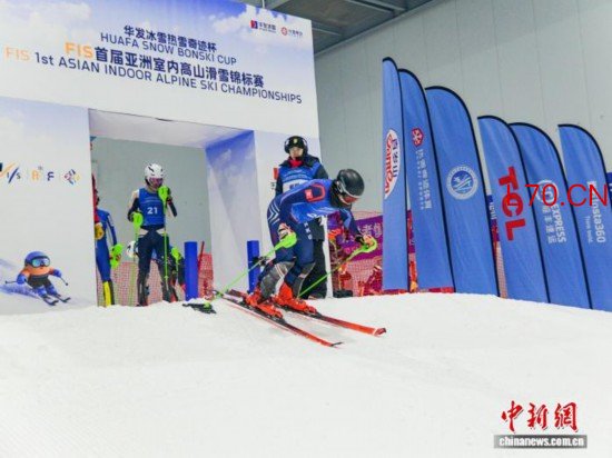 中国首场FIS室内滑雪赛事在深圳·前海冰雪世界启幕