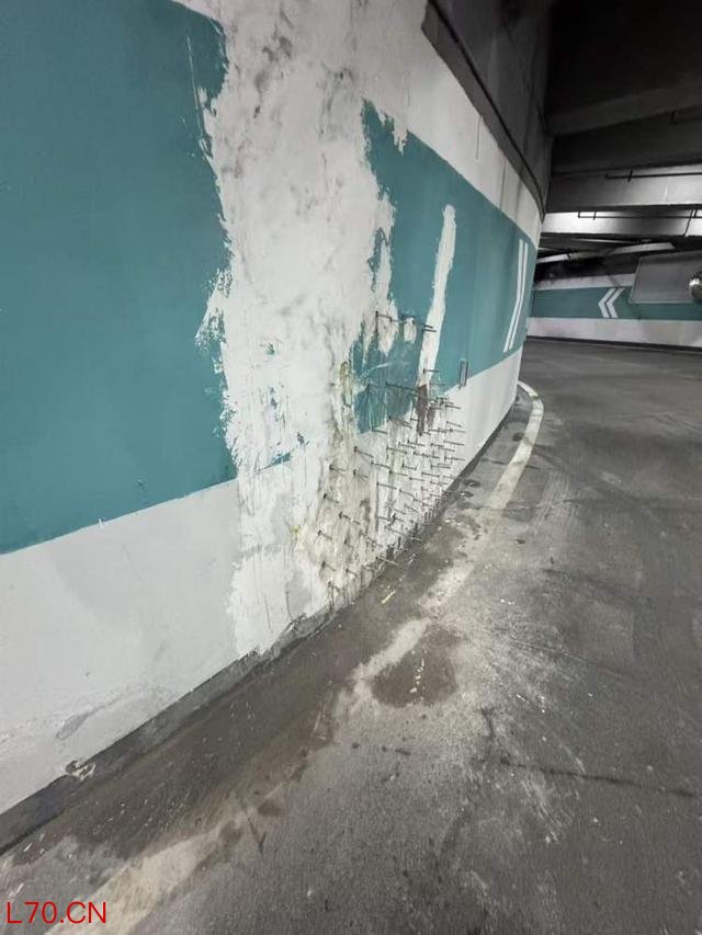 上海一商场回应停车场惊现“钉墙” 实为补漏注浆针
