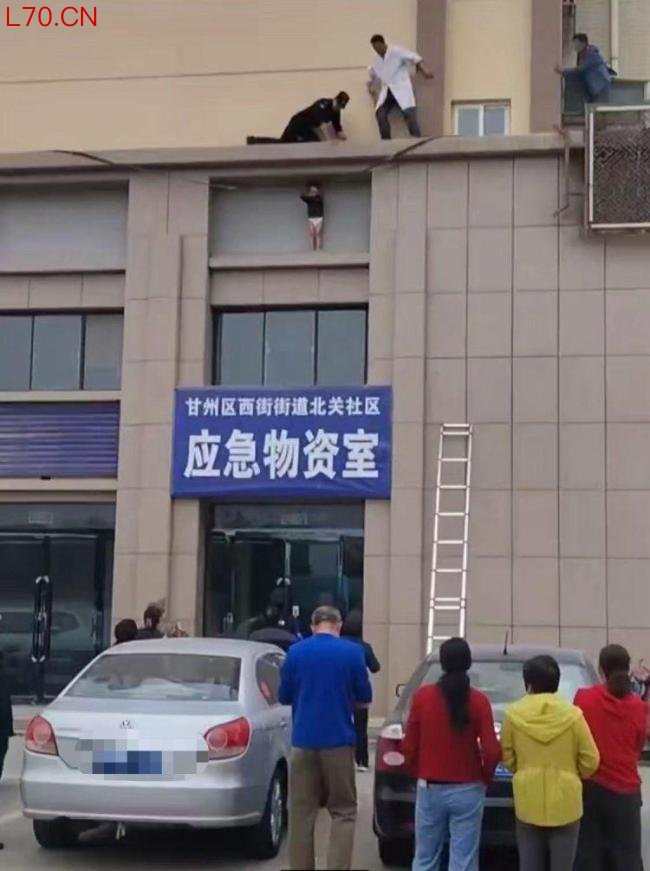 3岁幼童被困三楼外沿 特警群众营救