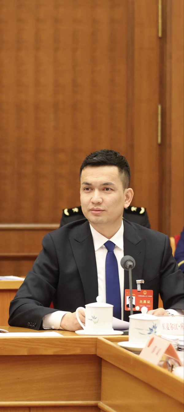 从“打杂者”到“全国人大代表”：90后玉麦尔江的跨界突围