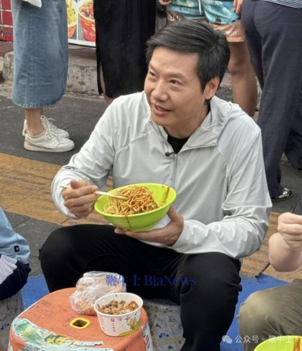 真接地气还是学黄仁勋？雷军携摄影师街边过早引争议